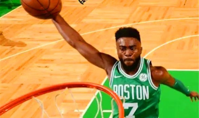 杰伦布朗强势隔扣展天赋,绿军锋线群集体爆发