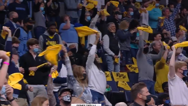 梅斯主场氛围燃爆全场,球迷助威激发球员斗志  梅斯主场氛围燃爆全场,球迷助威激发球员斗志