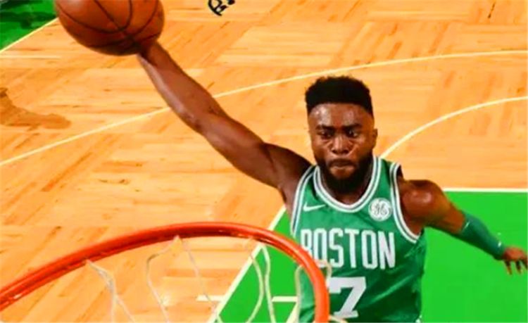 杰伦布朗强势隔扣展天赋,绿军锋线群集体爆发  杰伦布朗强势隔扣展天赋,绿军锋线群集体爆发